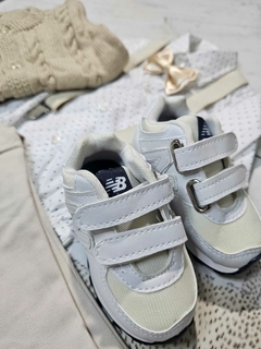 TRAJE DE FIESTA DE BEBE CON ABRIGO BEIGE Y BLANCO CON DETALLES - Bambino bebe