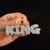 ICE CUBAN CRAVEJADO COM PINGENTE KING
