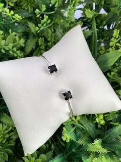 BRACELETE PEDRA QUADRADA PRETO BANHADO EM PRATA na internet