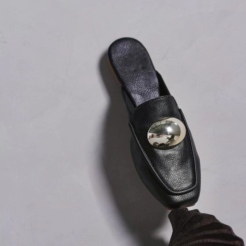 Mule Preto com Acabamento Metálico