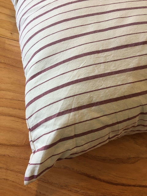 Almohadón Rayas Combinadas Bordo