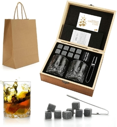 Imagem do Kit Whisky Box com copos de whisky, cubo de gelo de granito para resfriamento de whisky em caixa de madeira