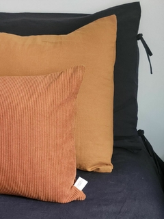 Funda de almohadon corderoy ladrillo - comprar online