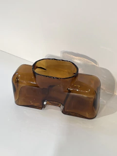 Florero bajo dos patas vidrio ambar - comprar online