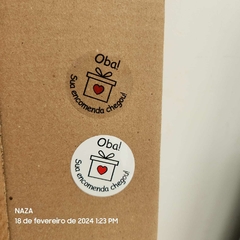 ADESIVO VINIL (OBA! SUA ENCOMENDA CHEGOU) MEDINDO 4X4CM na internet