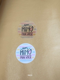 ADESIVO VINIL (UM MIMO PARA VOCÊ) MEDINDO 4X4CM na internet