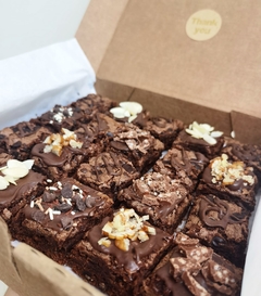 FDA36 - CAJA DE 20 MINIBROWNIES CON MIX DE TOPPINGS - comprar en línea