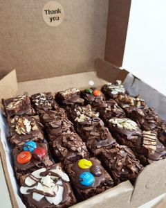 FDA36 - CAJA DE 20 MINIBROWNIES CON MIX DE TOPPINGS