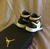 Air Jordan 1 Mid Black University Gold na internet