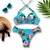 Conjunto de biquíni azul claro com bojo e aro de sustentação, top com laço entre os bojos e base reforçada, acompanhado de calcinha borboleta com laterais drapeadas – combinação ideal de elegância e sustentação para a moda praia.