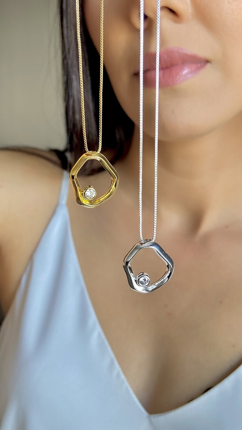 Colar com Pingente Orgânico e Ponto de Luz - comprar online