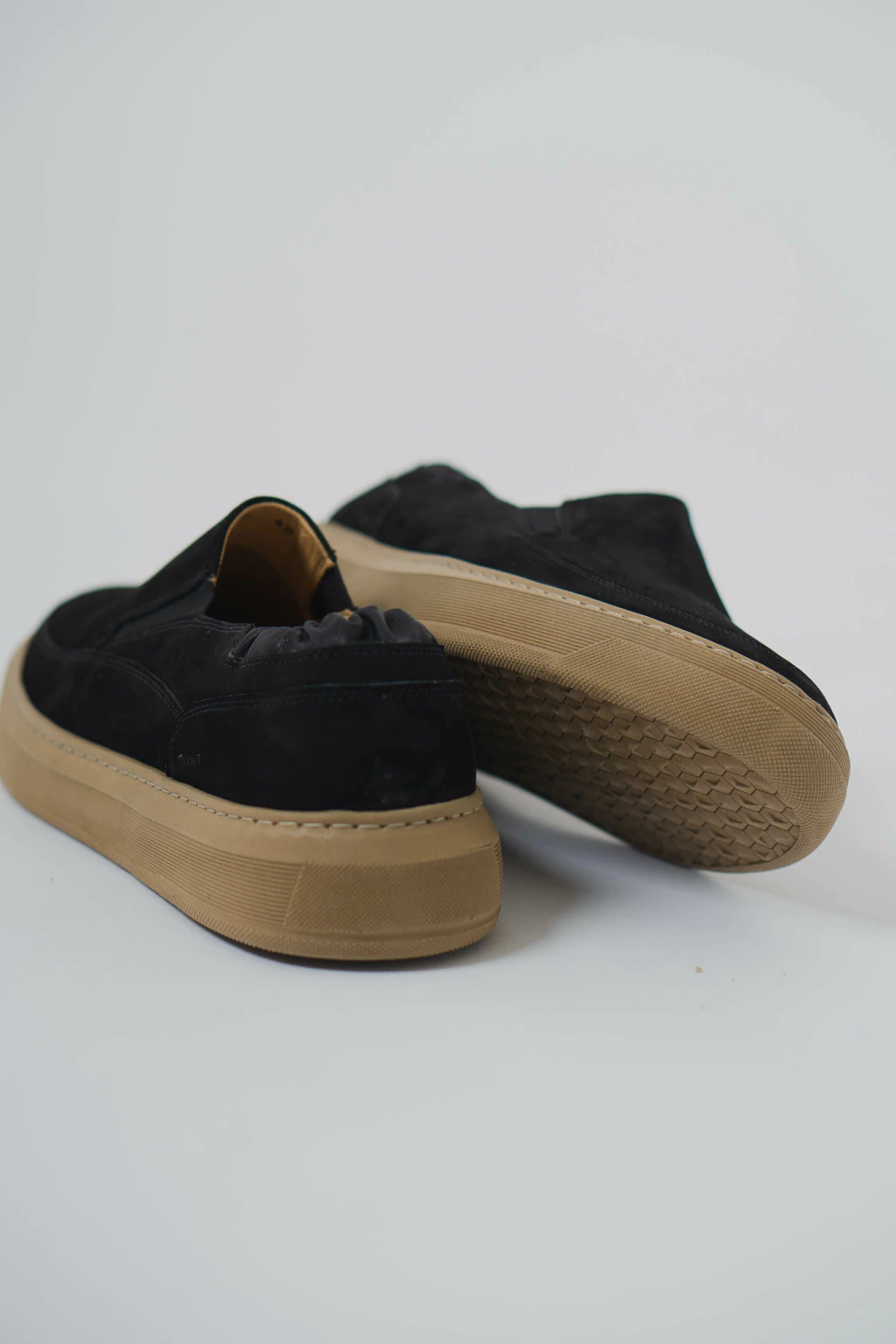 TÊNIS SLIP ON VENEZA - NOBUCK PRETO