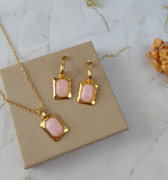 Brinco dourado com pingente orgânico rosa - comprar online