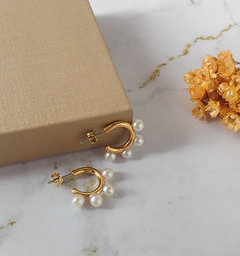 Brinco argola com pérolas