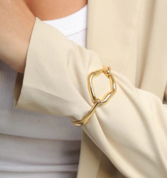 Pulseira dourada com detalhe orgânico - Débora Pinheiro acessórios
