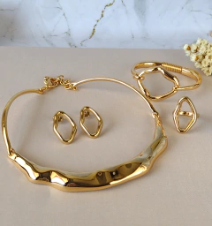 Pulseira dourada com detalhe orgânico na internet