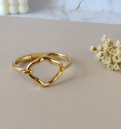 Pulseira dourada com detalhe orgânico