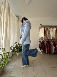 Campera con peluche celeste - comprar online
