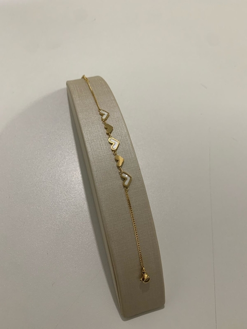 Pulseira com corações detalhe em madrepérola aço dourado - comprar online