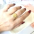 Anel dourado com detalhes