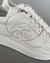TÊNIS CHANEL LOGO EM COURO - Out Closett