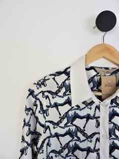 6266 Camisa Estampa Cavalos - 38 - YESSICA CITY - comprar online