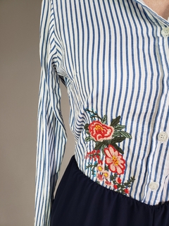 10228 Camisa Listras com Bordado - PP - CÓDIGO GIRLS na internet