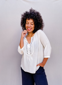 Camisa Branca com Spike - 38 - YESSICA - Boutique Desapego Delas