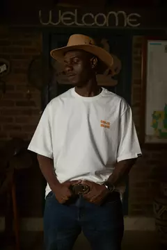 Camiseta Oodles "Saloon" Off-White na internet