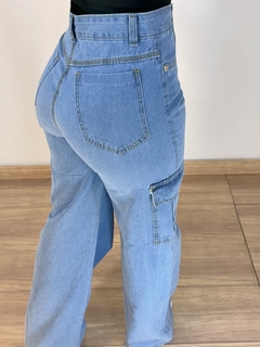 Calça Jeans Cargo Clara na internet