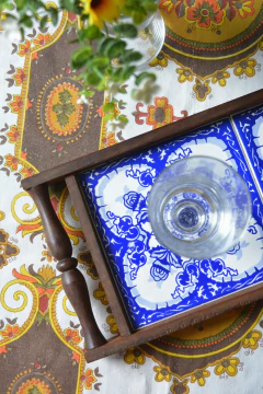 Bandeja de servir em madeira e azulejos na internet