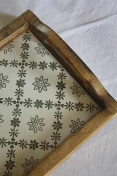 Bandeja de servir em madeira e azulejos - Rasgada Janela Curadoria Vintage