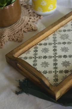 Bandeja de servir em madeira e azulejos - comprar online