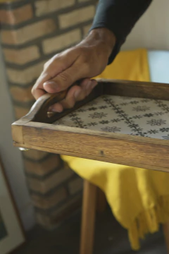 Imagem do Bandeja de servir em madeira e azulejos