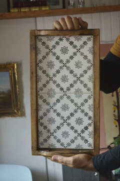 Bandeja de servir em madeira e azulejos na internet
