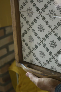 Bandeja de servir em madeira e azulejos - Rasgada Janela Curadoria Vintage