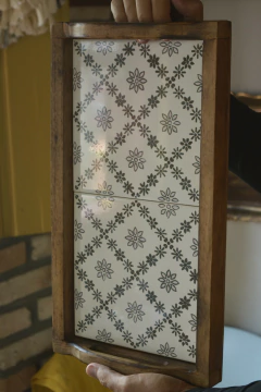 Bandeja de servir em madeira e azulejos