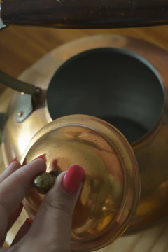 Chaleira de cobre com pega em madeira - loja online