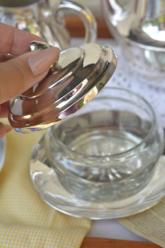 Mantegueira Wolff em prata 90 e cristal - Rasgada Janela Curadoria Vintage