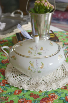 Terrina em porcelana Bavária com arremate em ouro