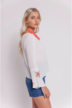 Blusa blanca bordada en internet