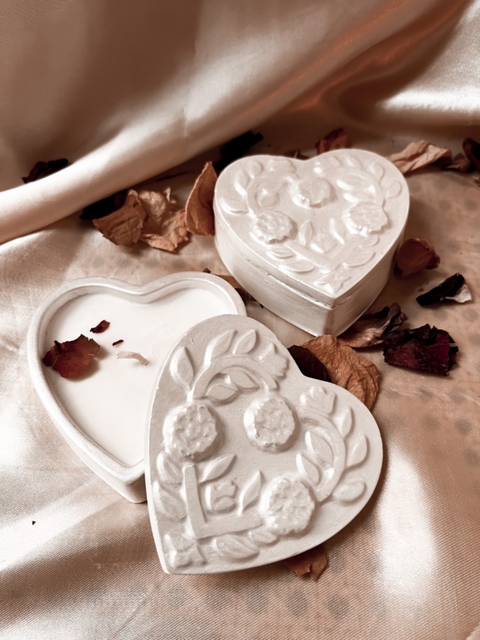 Vela aromatica en cuenco corazon tapa floral