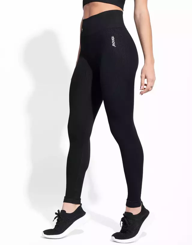 Calza seamless basic solid negra de Chaco Touché