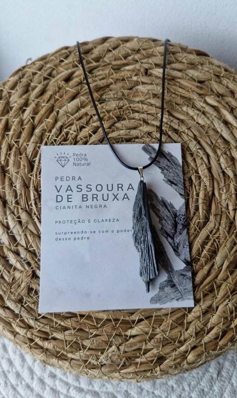 Colar Vassoura de Bruxa (Cianita Negra )