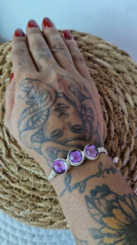 Pulseira Botânica com Flores Naturais (Roxa)