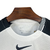 Detalhe da gola da Camisa Corinthians Titular 2025/26 com reforço branco e faixa listrada em preto e branco no ombro.