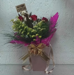 Arranjo variado no vaso rose