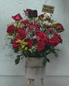 Arranjo de rosas com mosquitinho no vaso branco