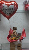 Arranjo Especial com balão "I Love you" na caixa de madeira