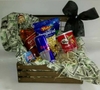 Cesta especial no pano de dólar + red label + red bull + Pringles + guloseimas